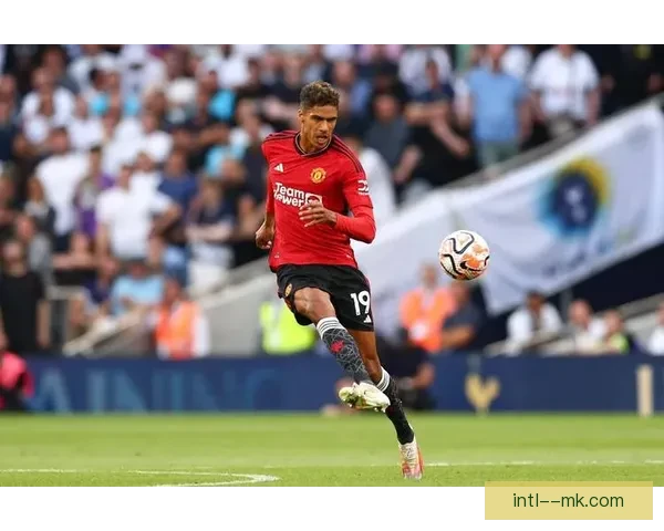 瓦拉内加盟科莫首秀即遭重伤宣布退役传奇球员终结职业生涯